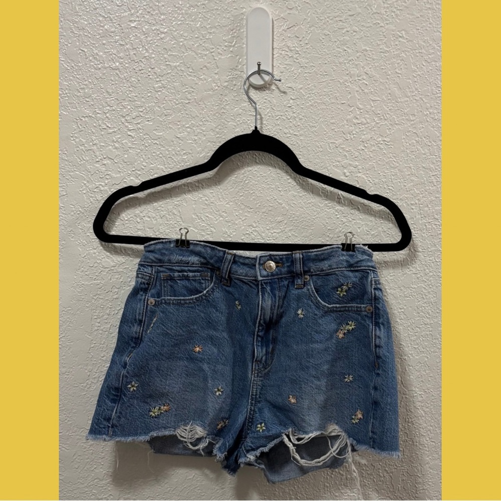 Peek-a-Boo Pockets Floral Denim Shorts